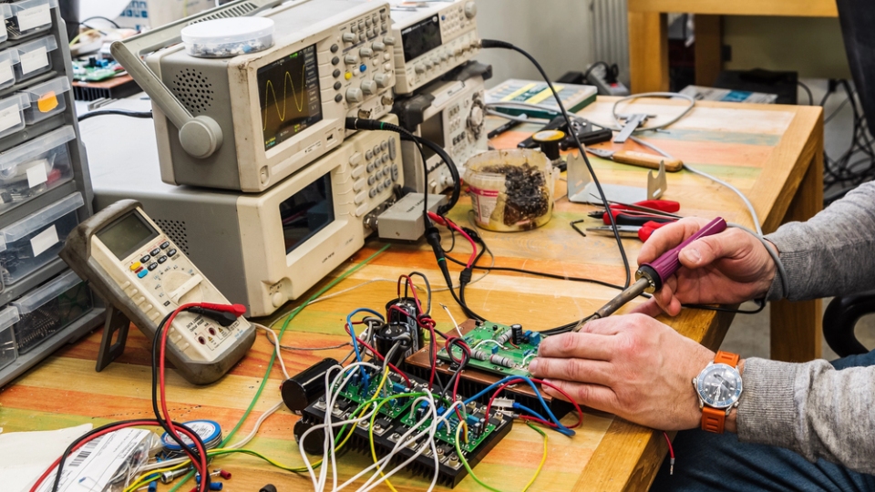 Diferencias entre Ingeniería Electrónica, Ingeniería Eléctrica y Mecatrónica: ¿Cuál carrera elegir?