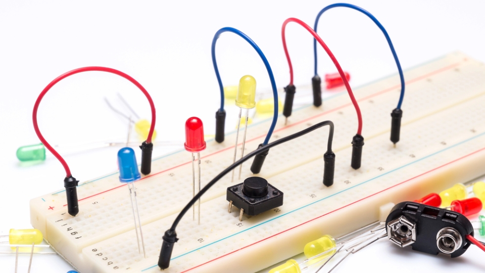 ¿Qué ocurre si conectas un LED al revés? Descubre qué sucede y cómo evitar dañarlo